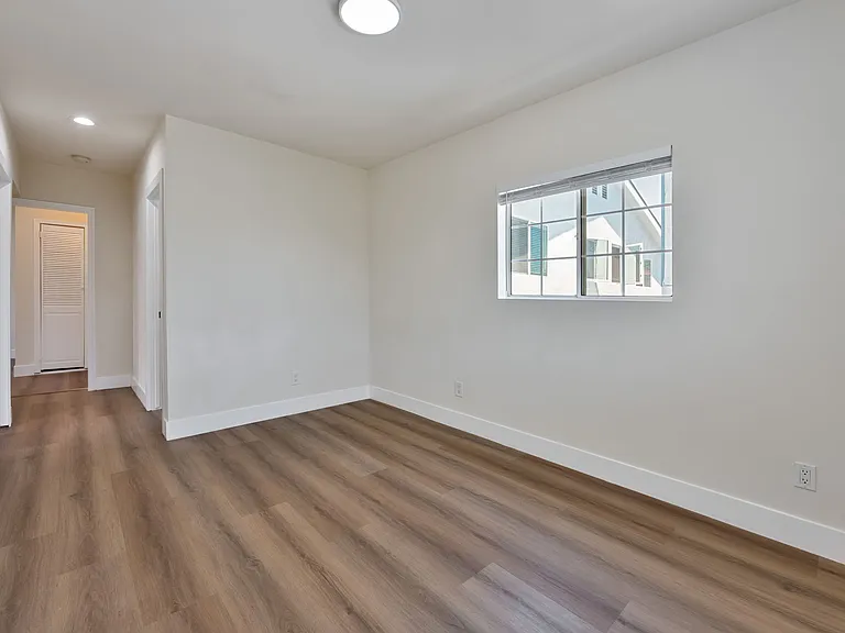 230 N Burlington Ave #1/2 — Photo 20
