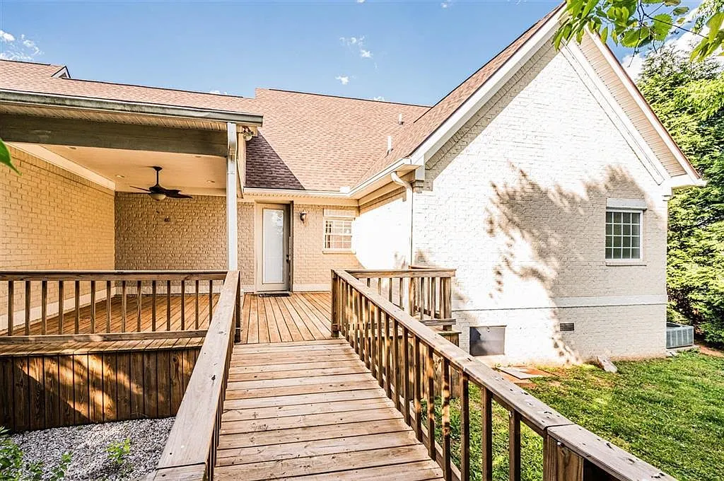 3 bed, 2105 sqft, $2,000 — Photo 4