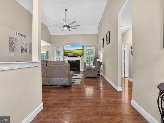 5th image of 5487 Foxshire Dr