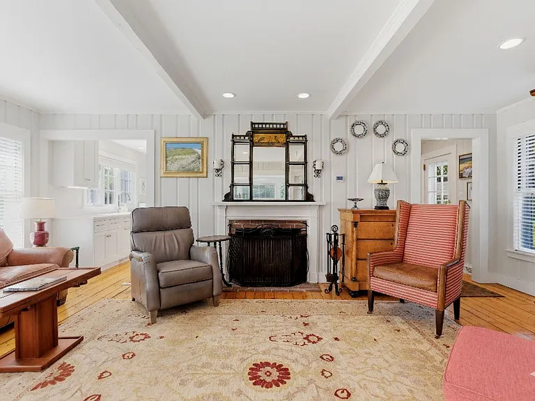 11 Friendship Ln — Photo 3