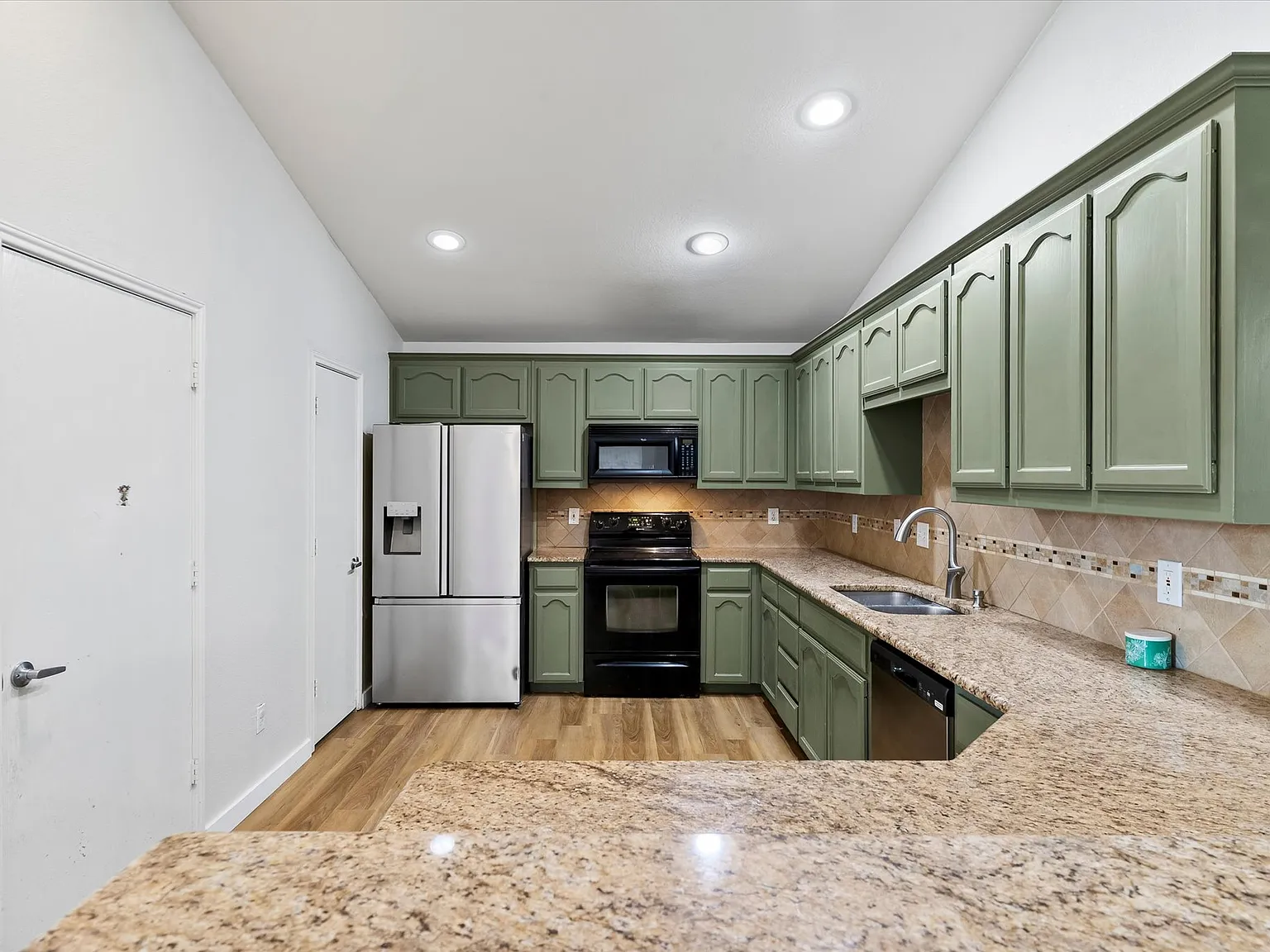 3 bed, 1398 sqft, $2,200 — Photo 4