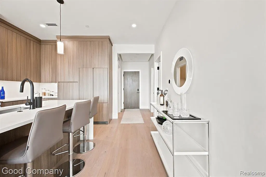 2 bed, 2.5 bath, 1319 sqft, $4,500 — Photo 4