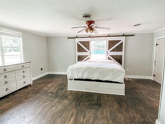 3rd image of 546 Railroad Ave