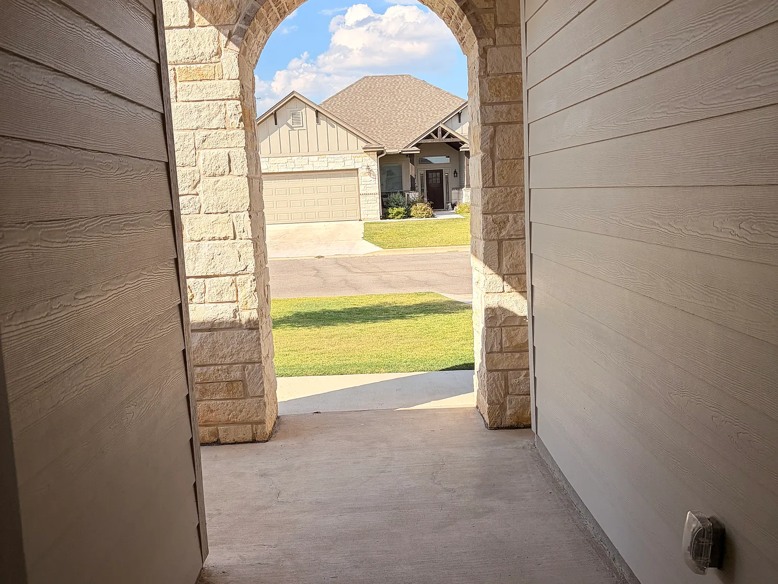 4 bed, 1857 sqft, $2,450 — Photo 2