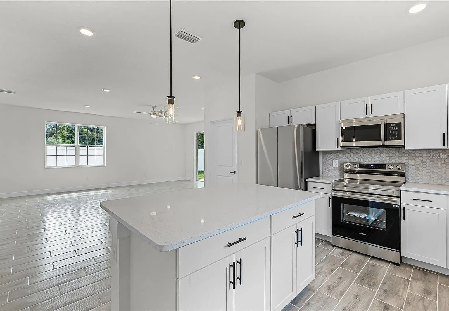 3 bed, 2490 sqft, $2,250 — Photo 3
