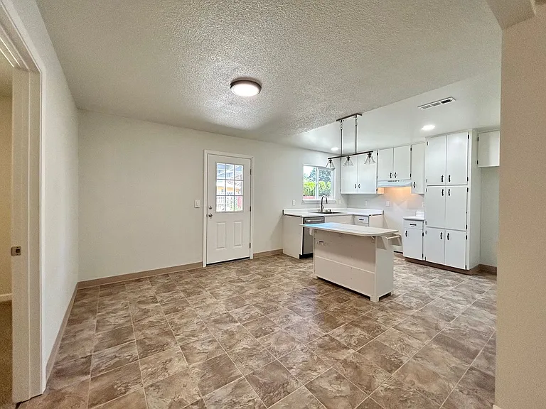210 SW 142nd Ave — Photo 25
