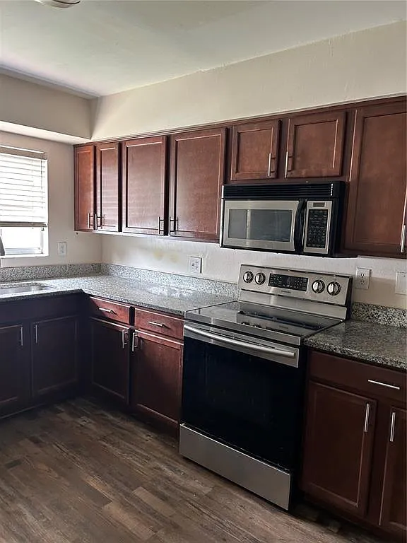 3 bed, 2.0 bath, 1554 sqft, $2,300 — Photo 3