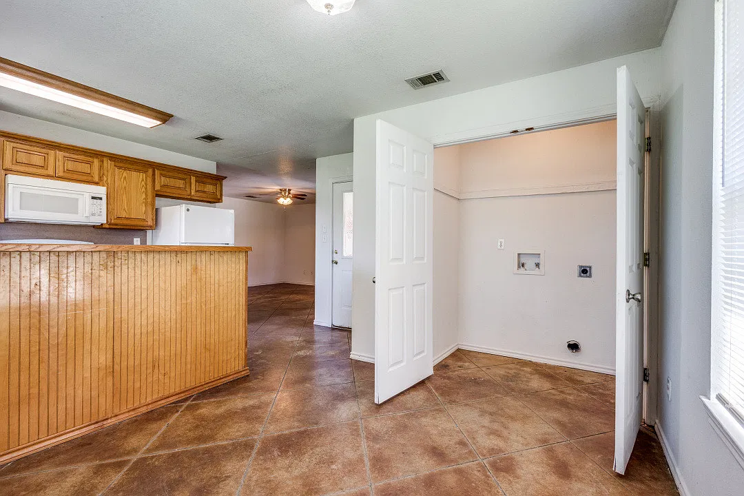 2 bed, 936 sqft, $1,350 — Photo 3