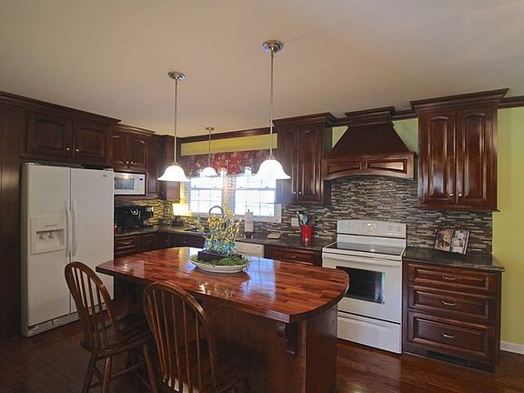 3rd image of 918 Meadow Ln