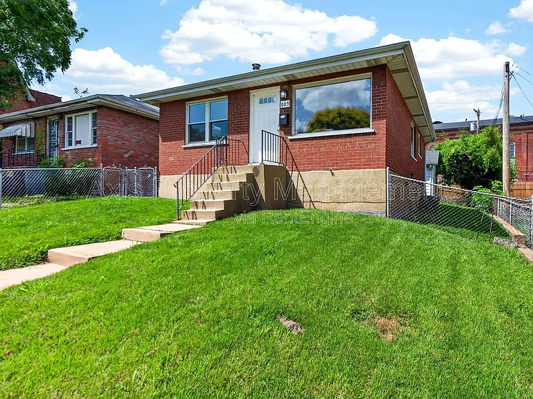 905 Russell Blvd — Photo 1