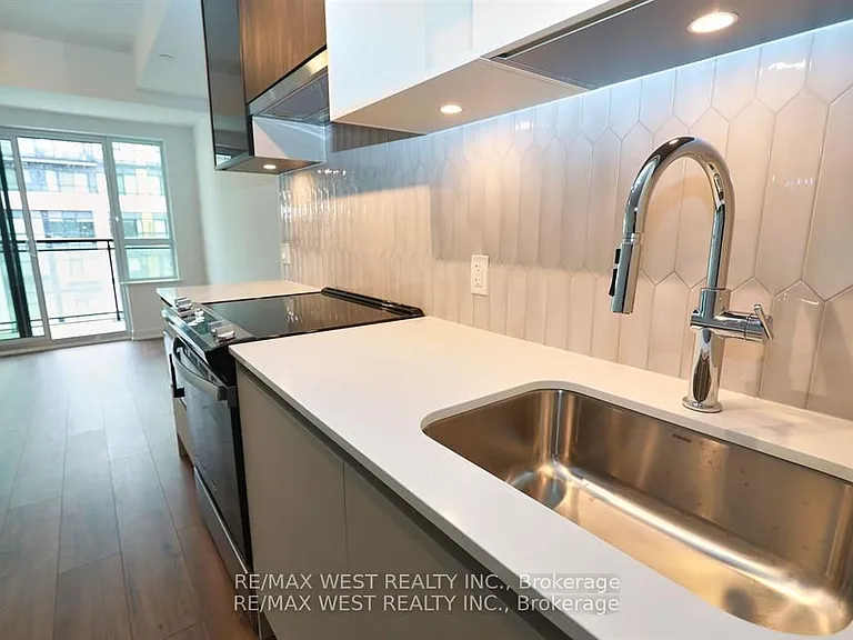 395 Dundas St W #822 — Photo 29