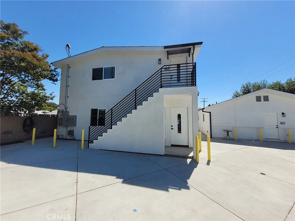 3 bed, 1055 sqft, $3,600 — Photo 2