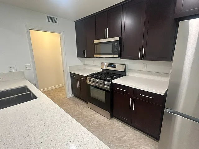 4 bed, 1335 sqft, $2,975 — Photo 3