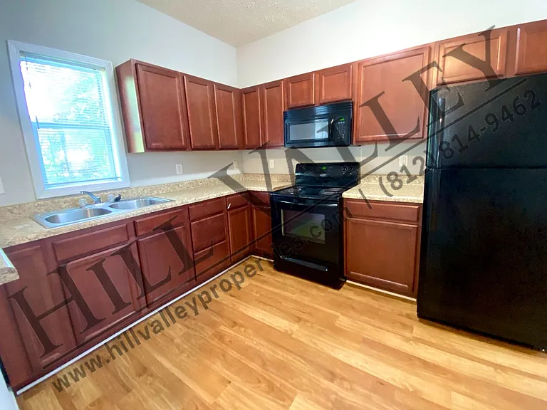 1011 Elm St — Photo 5