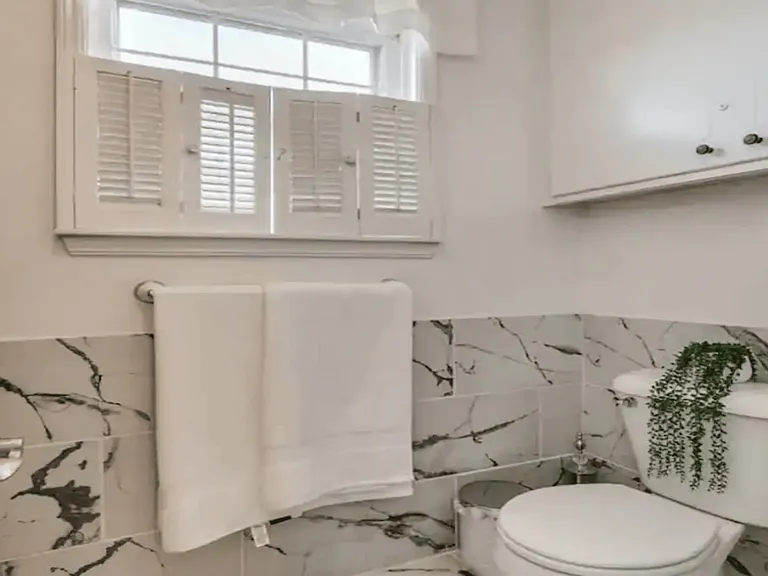 Full bathroom 1