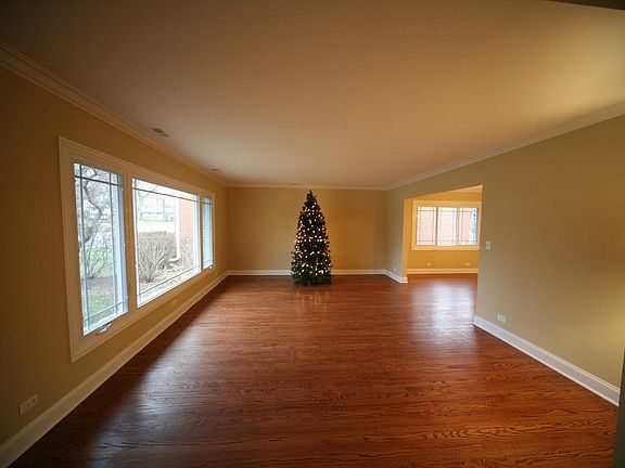 Large LR with hardwood floors