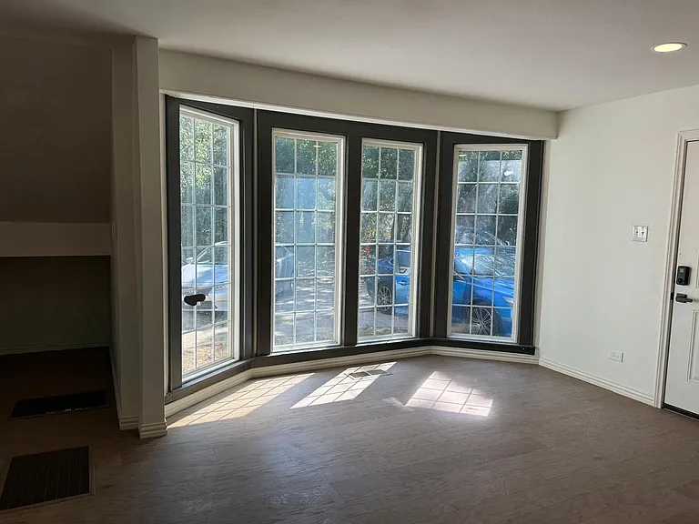 1121 E Texas St — Photo 10