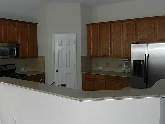 3rd image of 13930 Abbey Ln