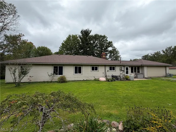 9969 Edwards Ln, Chagrin Falls, OH 44023