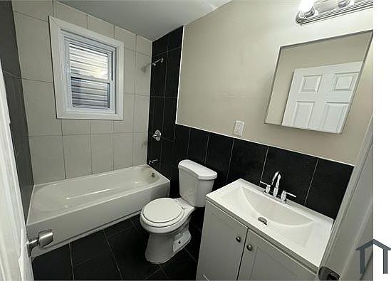 3rd image of 133 S 8th St Floor 2