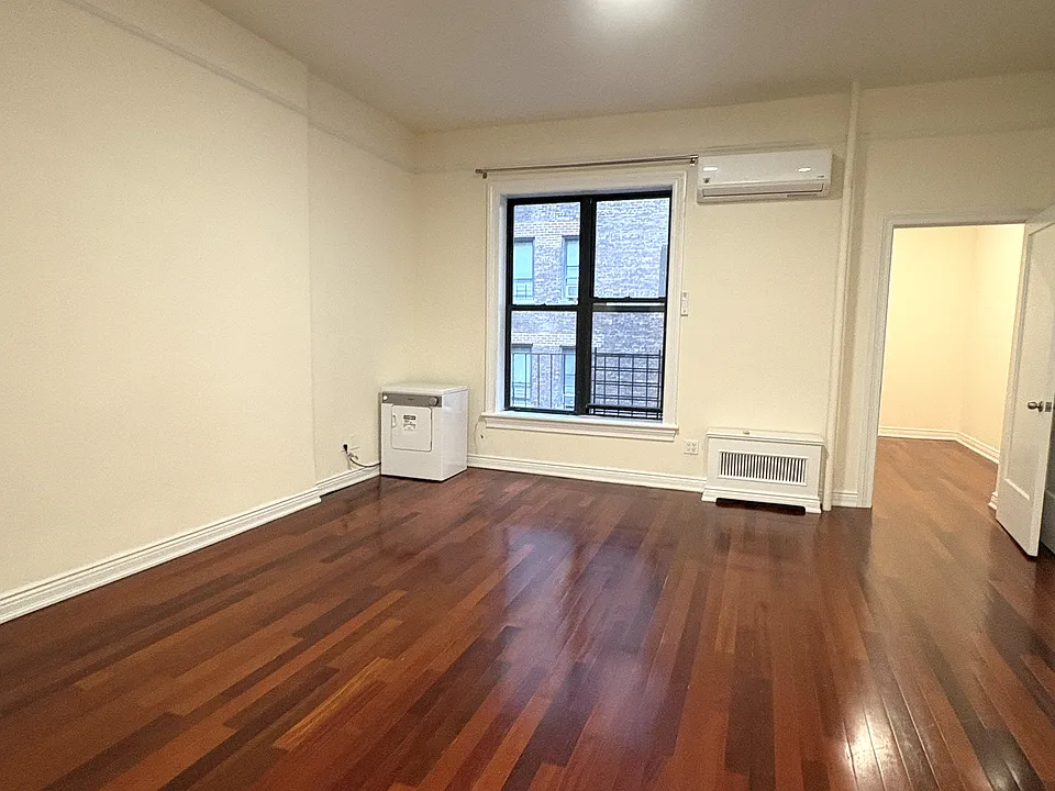 115 W 57th St #4R