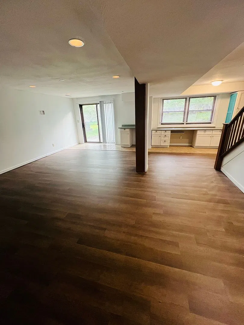 Large 4 Bedroom House in Iowa City — Photo 4