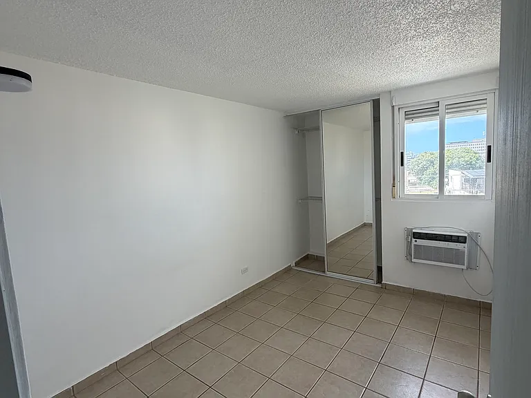 1050 Las Palmas Ave — Photo 4