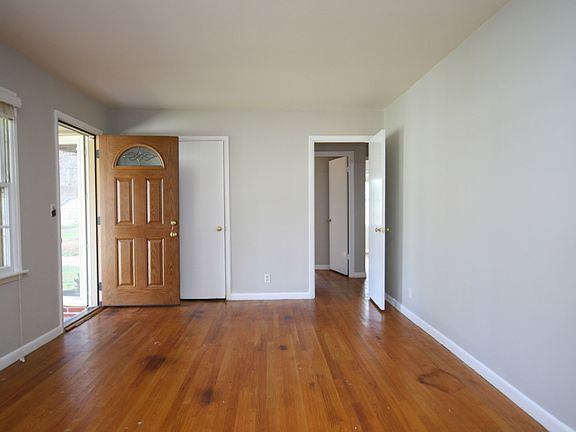 3rd image of 2002 Laverne Dr NW