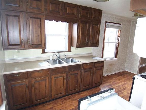 5th image of 3040 Sutton Ave