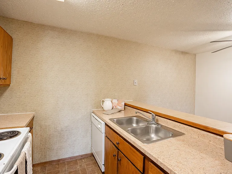 Fargo, ND Cedar Pointe Apartments | Kitchen