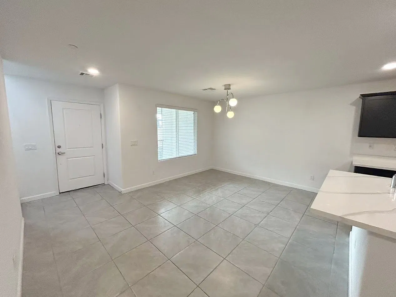Grecian Queen Ave - 3447** - Kevin - 1 — Photo 3