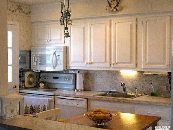 5th image of 276 Seaford Ave