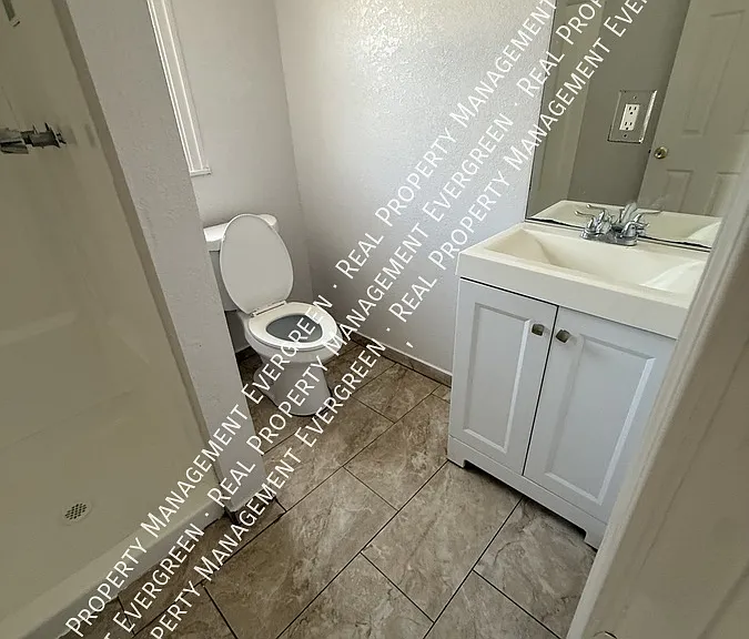 168 N F St — Photo 7