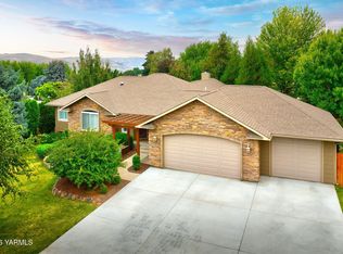 1013 Crest Acres Pl, Yakima, WA 98908