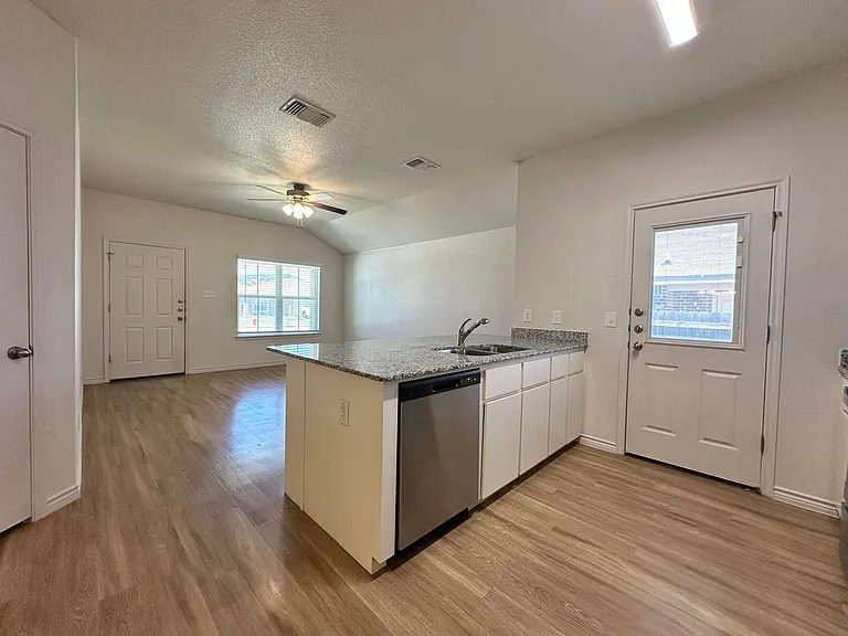 1813 Clovis Dr — Photo 11