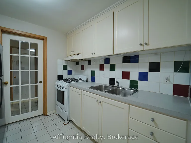 480 Elizabeth St — Photo 15
