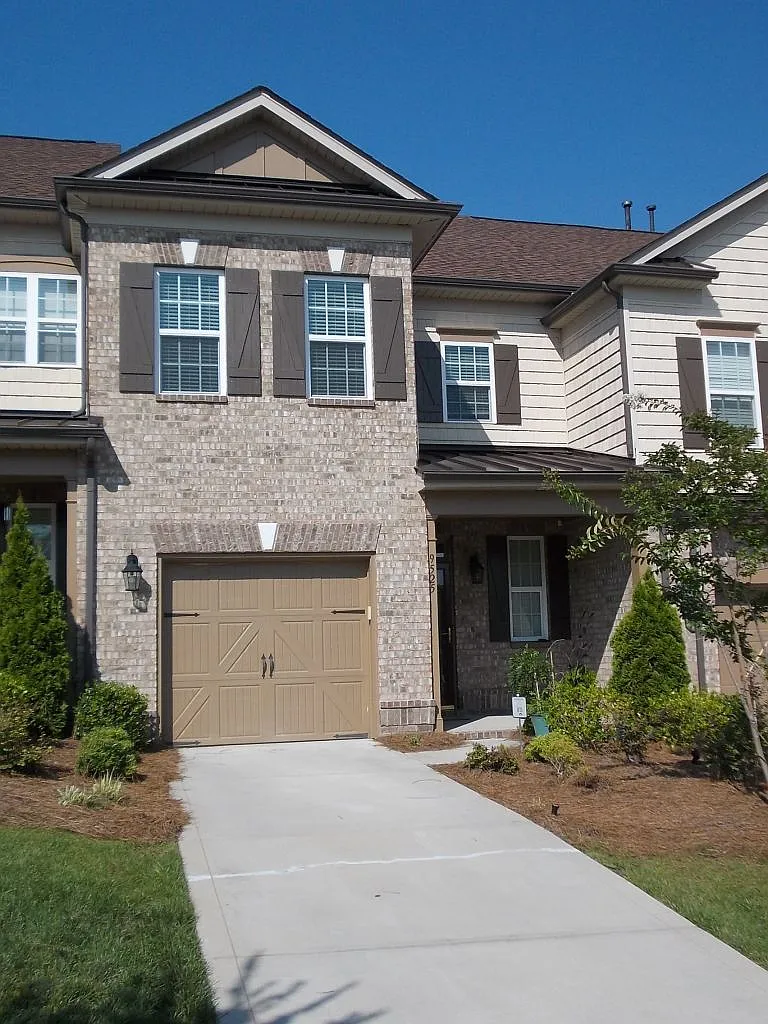 Beautiful 2 Story, 2 Bedroom Townhome in Christenbury — Photo 1