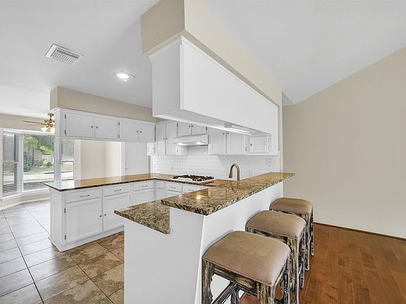 5th image of 5303 Lincoln Green Dr