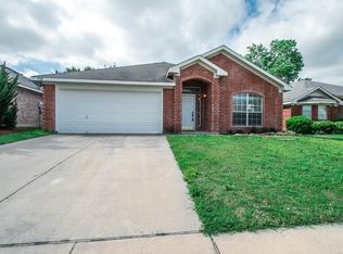8724 Lake Springs Trl, Hurst, TX 76053