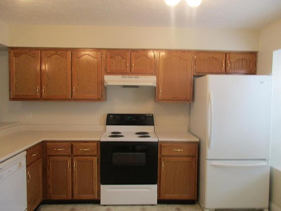 5th image of 211 E Oak St