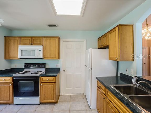 5th image of 921 Royal Oaks Dr