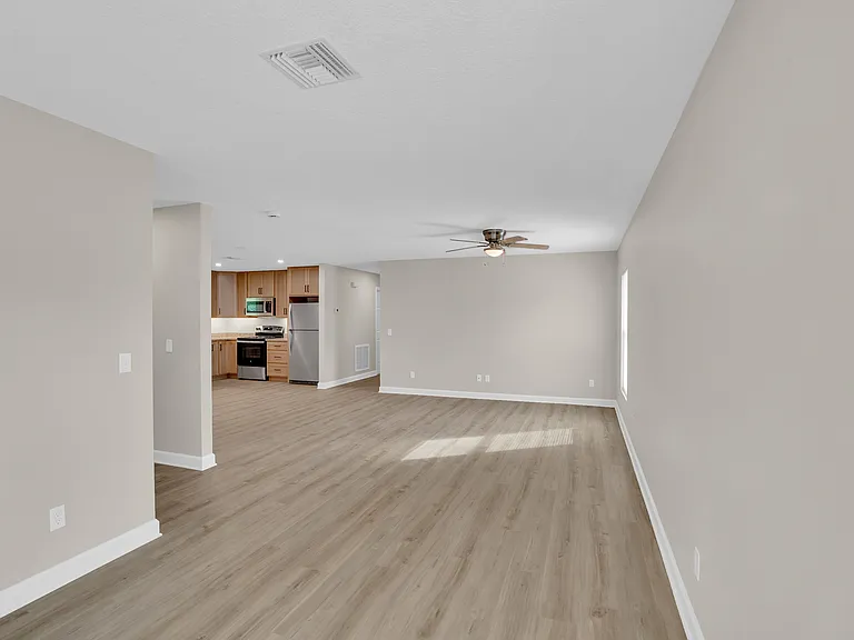 1121 19th Ave SW — Photo 4