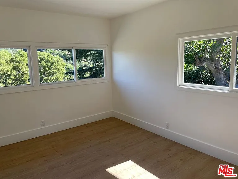 15434 Mulholland Dr — Photo 18