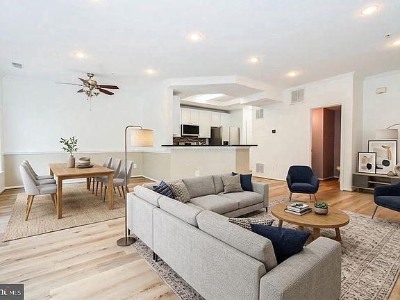 4th image of 4627 Hummingbird Ln #115