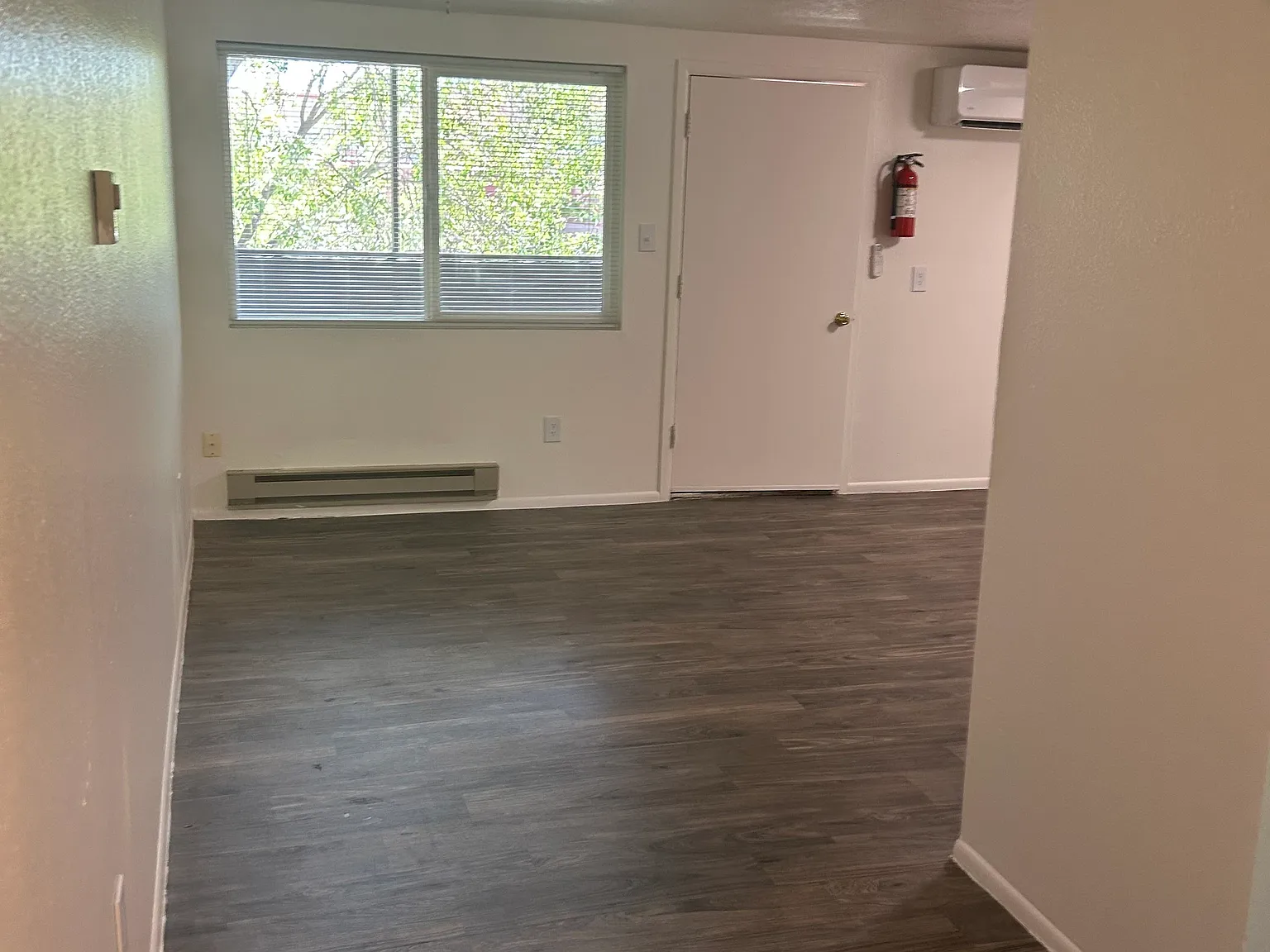 Modern 450 SF Updated Studio Apts w/ Balconies in Ridgecrest — Photo 3