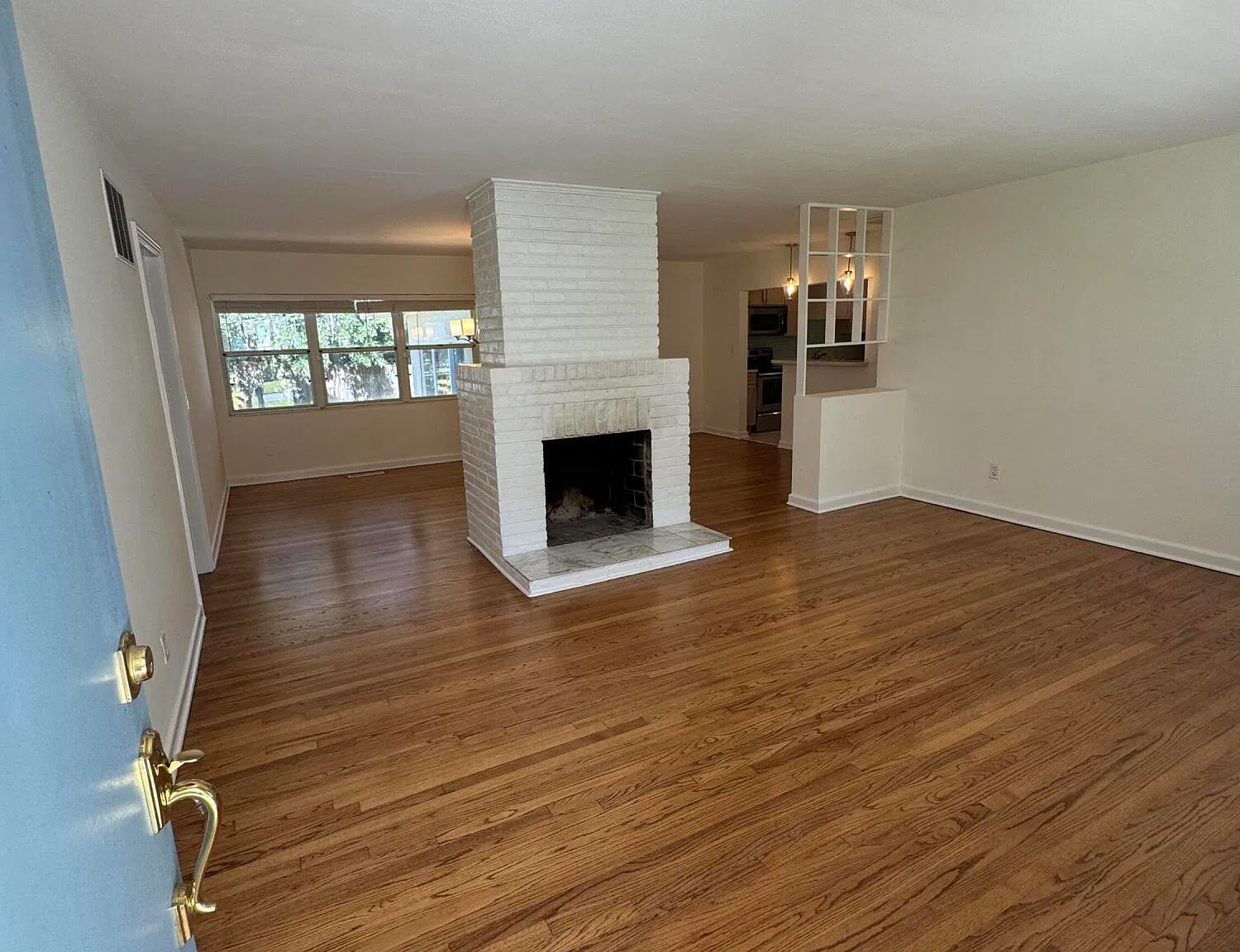 3 bed, 2.0 bath, 1910 sqft, $3,200 — Photo 4