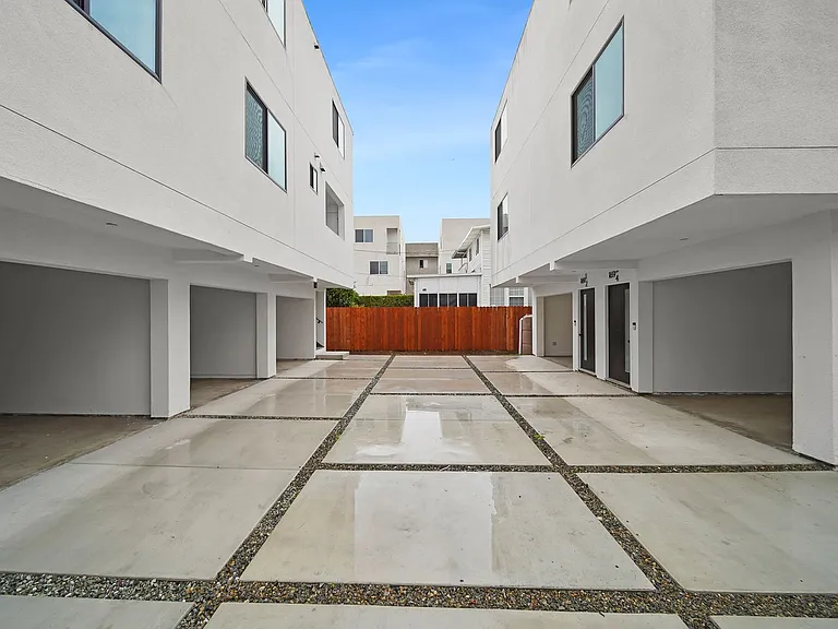 Luxury 2 and 3 Bed Townhomes with Covered Parking! — Photo 13