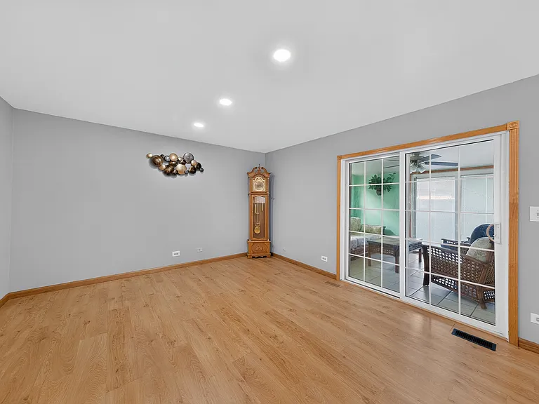 898 Debra Ln — Photo 6