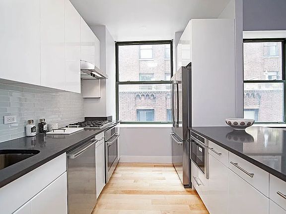 4th image of 99 John St APT 1206