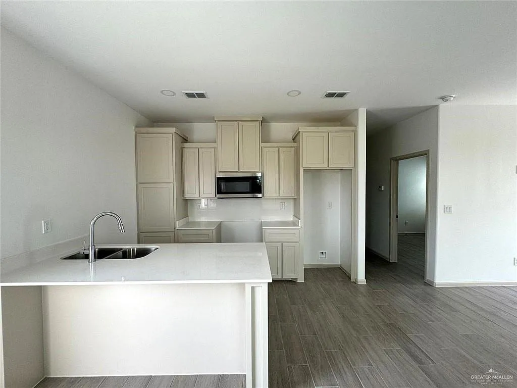 3 bed, 2.0 bath, 1050 sqft, $1,100 — Photo 3